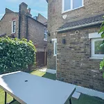 Luxury 3 Bedroom 2 Bathroom House, Fulham By 360Stays